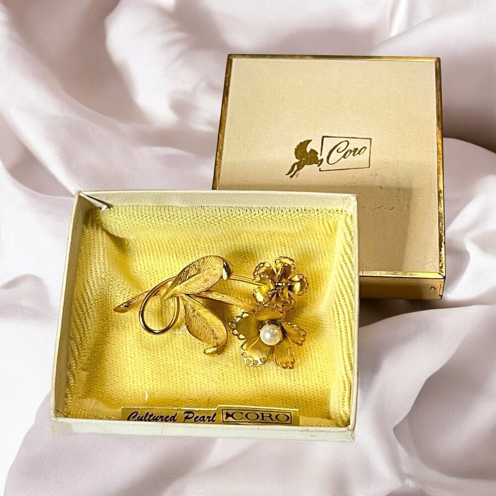 Vintage Coro Pegasus Brooch Womens Gold Tone Cultured Pearl with Box Unsigned